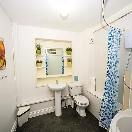 Проживання в сім'ї Double In Modern House In Filton, *